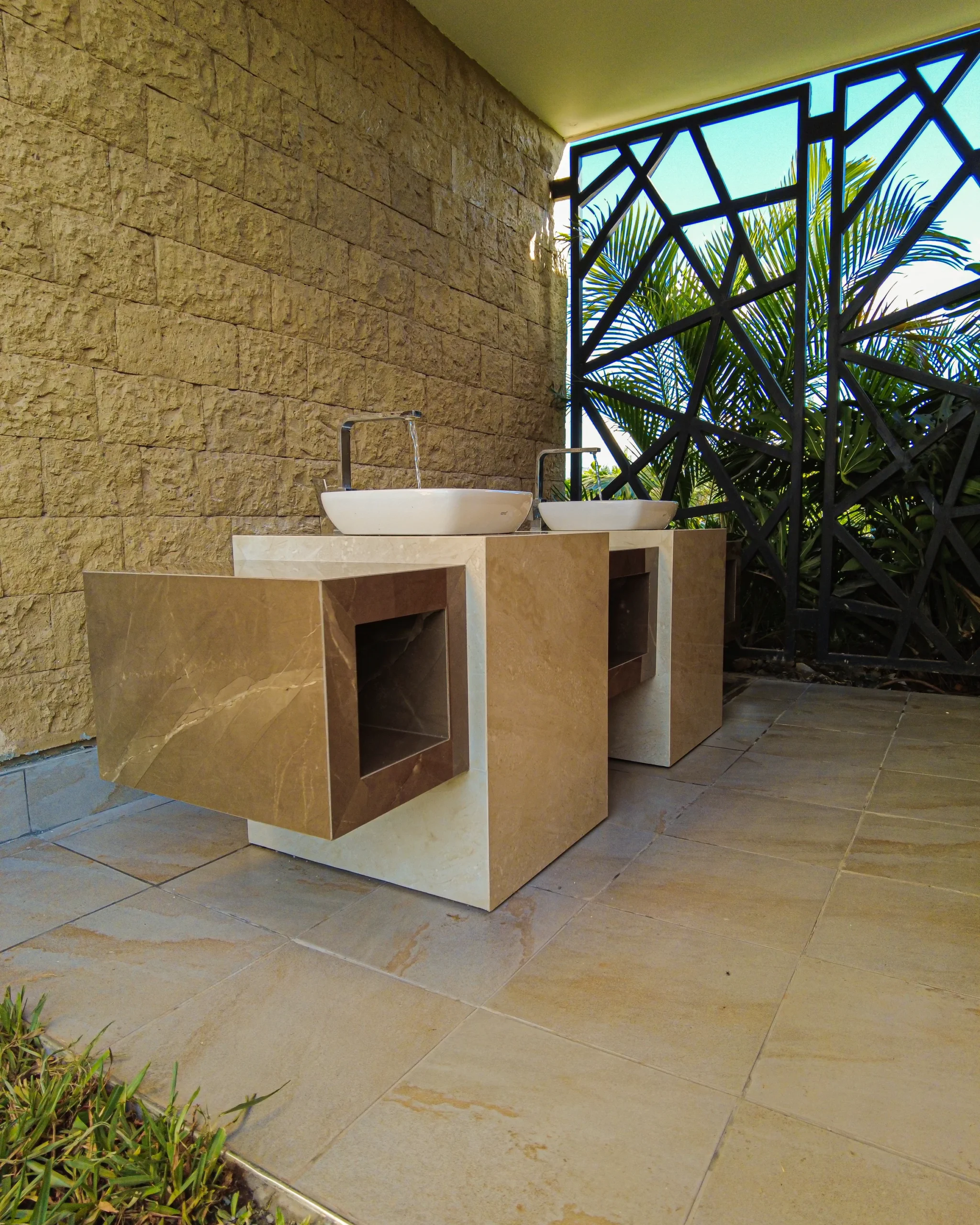 Custom Outdoor Twin Vanity, Atlas Plan Boost Ivory & Caesarstone Fume, Kisumu photo 3