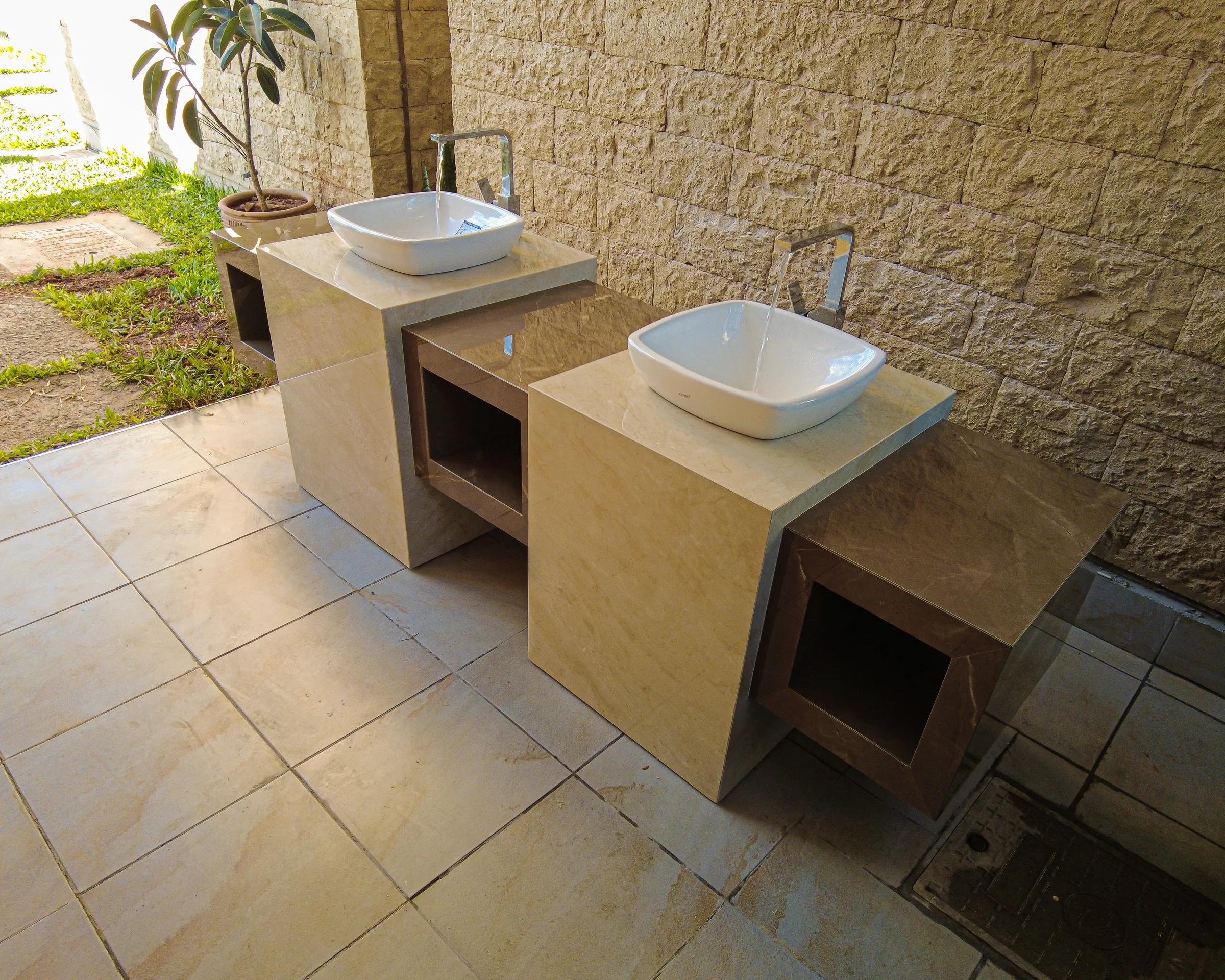 Custom Outdoor Twin Vanity, Atlas Plan Boost Ivory & Caesarstone Fume, Kisumu photo 5