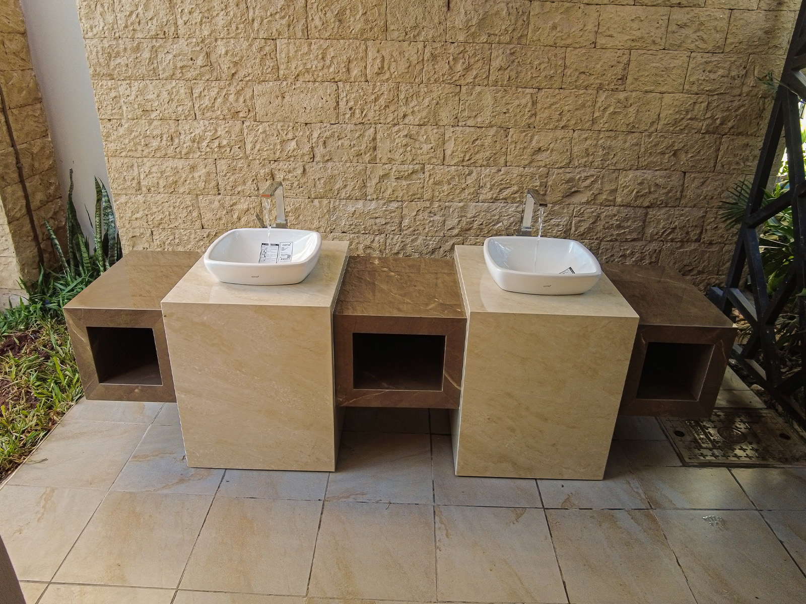 Custom Outdoor Twin Vanity, Atlas Plan Boost Ivory & Caesarstone Fume, Kisumu photo 4